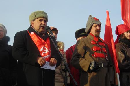 Коммунисты в Барнауле 7 ноября провели демонстрацию и митинг у памятника Ленину
