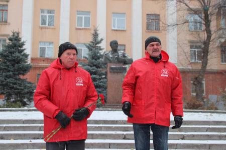 Коммунисты отдали дань памяти основателям государственности Удмуртии