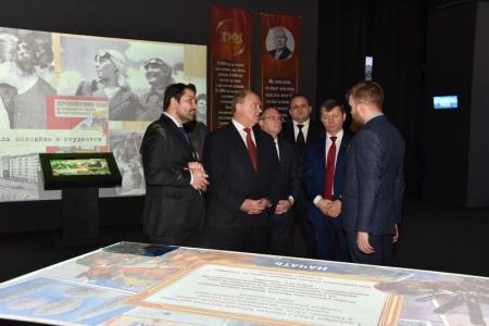 Г.А. Зюганов посетил выставку «Россия – Моя история» (1945 – 2016), проходящую в Московском Манеже