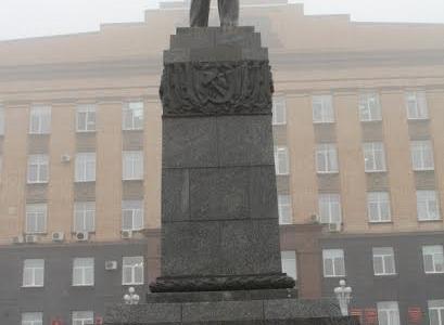 В Орле возложили цветы к памятнику Ленину