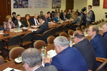 Накануне «правительственного часа» в Госдуме министр строительства и жилищно-коммунального хозяйства России встретился с фракцией КПРФ