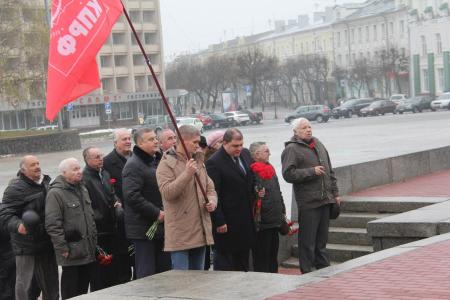 В Орле возложили цветы к памятнику Ленину