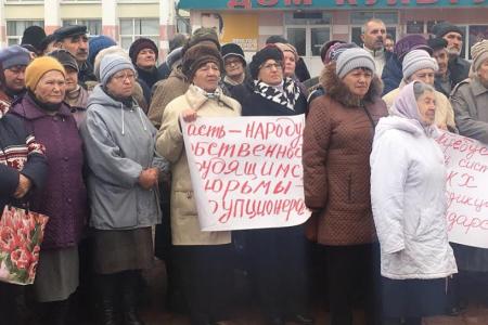 Массовая акция протеста против очередных экспериментов в сфере здравоохранения Белгородской области прошла в поселке Уразово Валуйского района