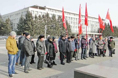 Амурская область. В Благовещенске состоялось торжественное возложение к памятнику В.И. Ленину