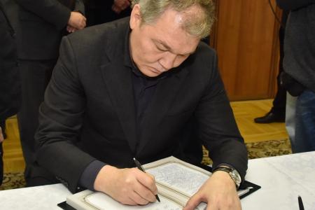 «Такие люди обновляют совесть человечества». Г.А. Зюганов выразил соболезнования в посольстве Кубы в связи с кончиной Фиделя Кастро
