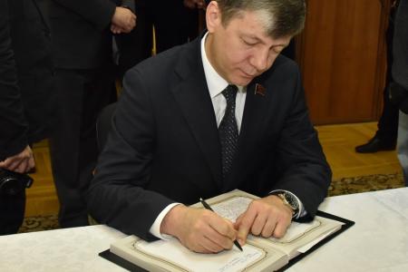 «Такие люди обновляют совесть человечества». Г.А. Зюганов выразил соболезнования в посольстве Кубы в связи с кончиной Фиделя Кастро