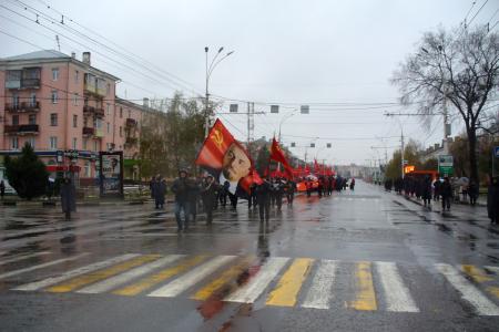 Тамбовские коммунисты провели шествие и митинг в честь годовщины Октябрьской революции