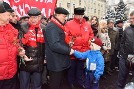 «Новый Октябрь впереди!». Шествие и митинг в Москве