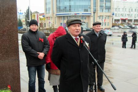 Тамбовские коммунисты провели шествие и митинг в честь годовщины Октябрьской революции