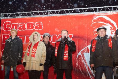 В центре Новосибирска состоялся митинг в честь 99-й годовщины Великого Октября