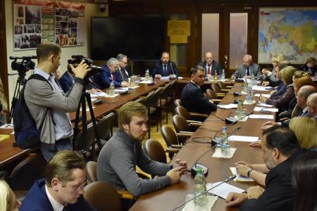 Накануне «правительственного часа» в Госдуме министр строительства и жилищно-коммунального хозяйства России встретился с фракцией КПРФ