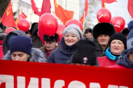 Накануне 99-летия Великой Октябрьской социалистической революции томские коммунисты провели шествие и митинг
