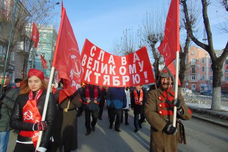 Коммунисты в Барнауле 7 ноября провели демонстрацию и митинг у памятника Ленину
