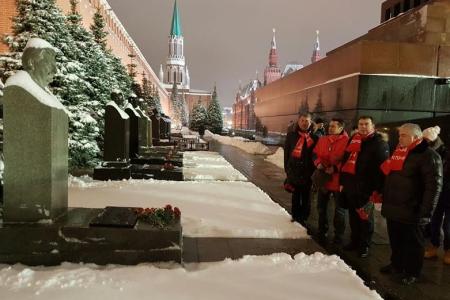 Делегация ЦК КПРФ возложила венок и цветы к Мавзолею В.И. Ленина и памятнику И.В. Сталину 