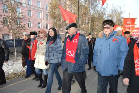 Коммунисты в Барнауле 7 ноября провели демонстрацию и митинг у памятника Ленину