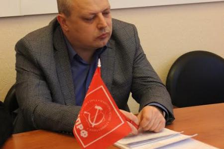 Коммунисты Волгограда защищают от вандалов барельеф Ленина во Дворце пионеров