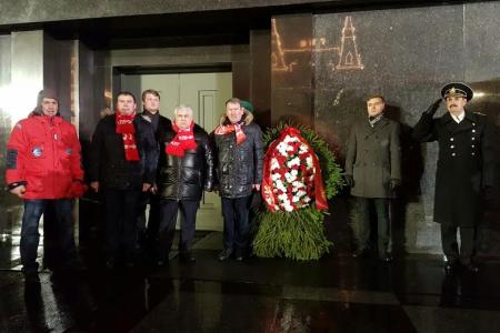 Делегация ЦК КПРФ возложила венок и цветы к Мавзолею В.И. Ленина и памятнику И.В. Сталину 