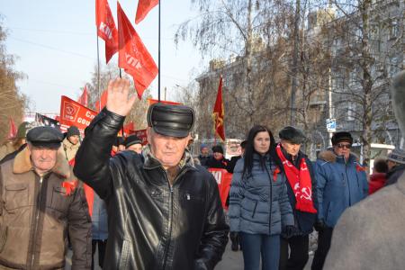 Коммунисты в Барнауле 7 ноября провели демонстрацию и митинг у памятника Ленину