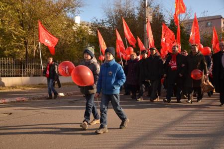 В Астрахани прошли шествие и митинг, посвященные годовщине Великого Октября