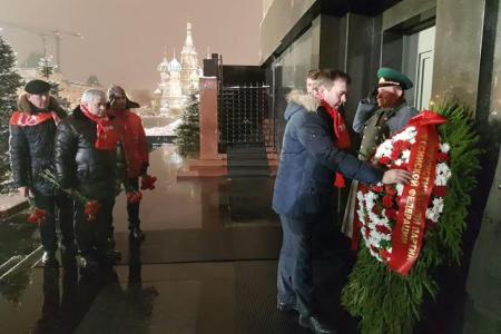 Делегация ЦК КПРФ возложила венок и цветы к Мавзолею В.И. Ленина и памятнику И.В. Сталину 
