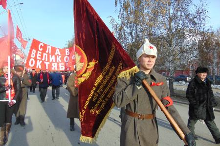 Коммунисты в Барнауле 7 ноября провели демонстрацию и митинг у памятника Ленину