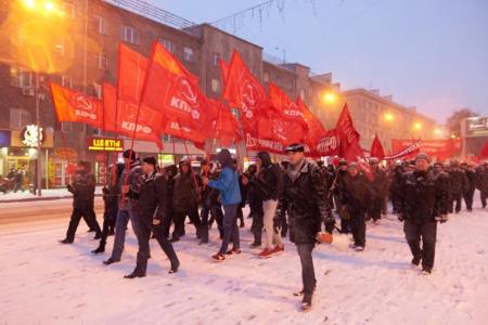 Более тысячи новосибирцев приняли участие в шествии, посвященном 99-й годовщине Великого Октября