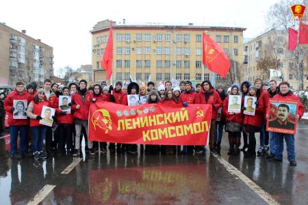 Самарские комсомольцы приняли участие в памятном параде, посвящённом военному параду 1941 года в Куйбышеве