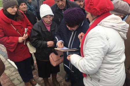 Массовая акция протеста против очередных экспериментов в сфере здравоохранения Белгородской области прошла в поселке Уразово Валуйского района
