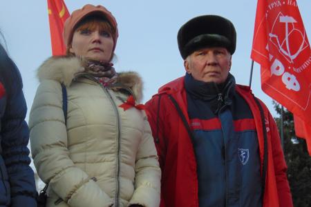 Коммунисты в Барнауле 7 ноября провели демонстрацию и митинг у памятника Ленину