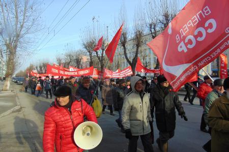 Коммунисты в Барнауле 7 ноября провели демонстрацию и митинг у памятника Ленину