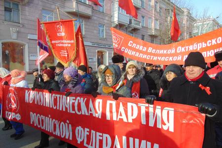 Коммунисты в Барнауле 7 ноября провели демонстрацию и митинг у памятника Ленину