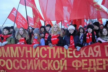 Свердловские коммунисты отпраздновали 99-летие Октябрьской революции