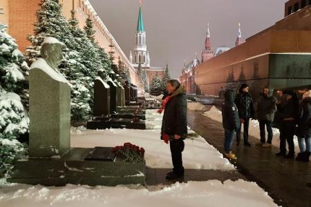 Делегация ЦК КПРФ возложила венок и цветы к Мавзолею В.И. Ленина и памятнику И.В. Сталину 