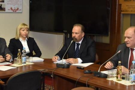 Геннадий Зюганов подвел итог встречи фракции КПРФ в Госдуме с министром строительства и жилищно-коммунального хозяйства России Михаилом Менем. Видео KPRF.TV