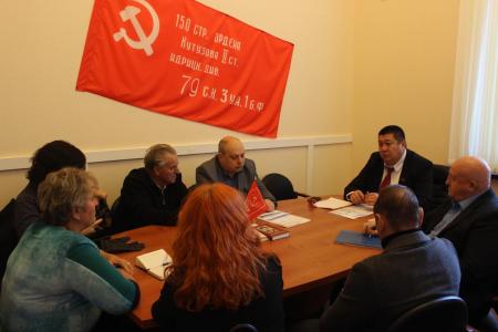 Коммунисты Волгограда защищают от вандалов барельеф Ленина во Дворце пионеров