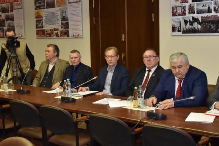 Накануне «правительственного часа» в Госдуме министр строительства и жилищно-коммунального хозяйства России встретился с фракцией КПРФ