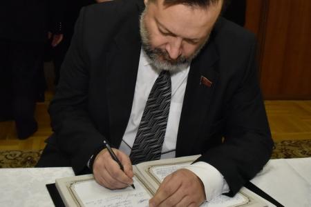«Такие люди обновляют совесть человечества». Г.А. Зюганов выразил соболезнования в посольстве Кубы в связи с кончиной Фиделя Кастро