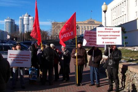 Орловский горком КПРФ провёл пикет против отмены безлимитных проездных билетов