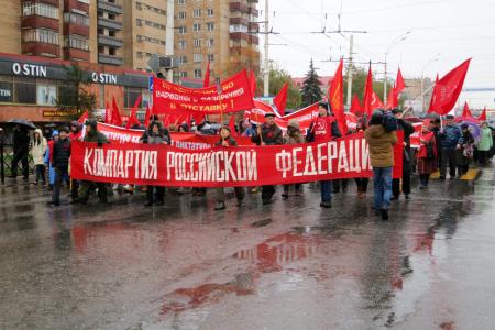 Тамбовские коммунисты провели шествие и митинг в честь годовщины Октябрьской революции