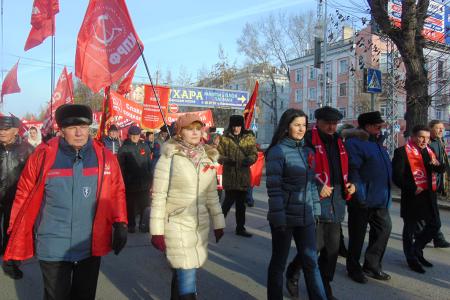 Коммунисты в Барнауле 7 ноября провели демонстрацию и митинг у памятника Ленину