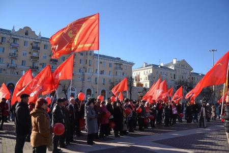 В Астрахани прошли шествие и митинг, посвященные годовщине Великого Октября