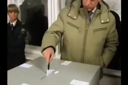 Коммерсантъ: Чего нельзя делать расческой? По запросу коммунистов прокуратура проверяет вице-спикера Заксобрания СПб Анатолия Дроздова