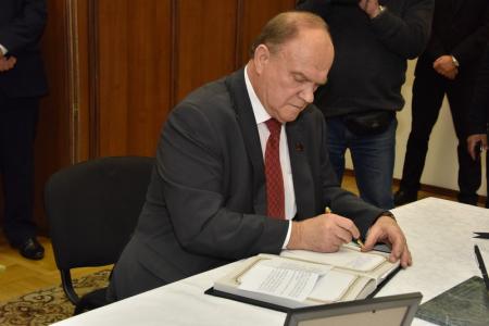 «Такие люди обновляют совесть человечества». Г.А. Зюганов выразил соболезнования в посольстве Кубы в связи с кончиной Фиделя Кастро