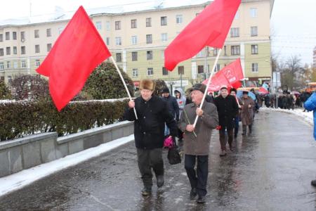 Пензенские коммунисты возложили цветы к памятнику Ленину