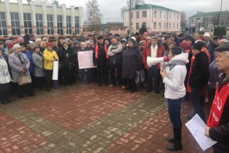 Массовая акция протеста против очередных экспериментов в сфере здравоохранения Белгородской области прошла в поселке Уразово Валуйского района