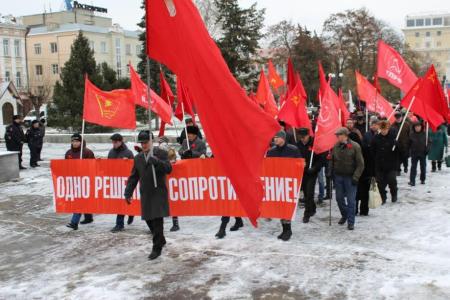 Пензенские коммунисты отметили День революции шествием и митингом
