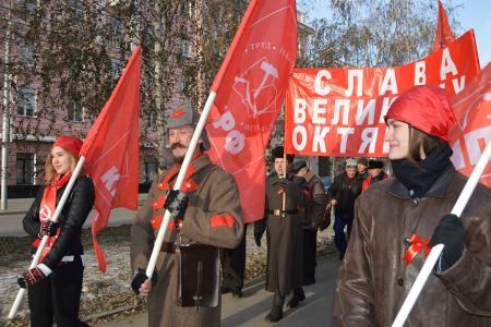 Коммунисты в Барнауле 7 ноября провели демонстрацию и митинг у памятника Ленину