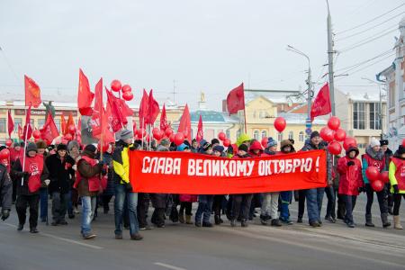 Накануне 99-летия Великой Октябрьской социалистической революции томские коммунисты провели шествие и митинг