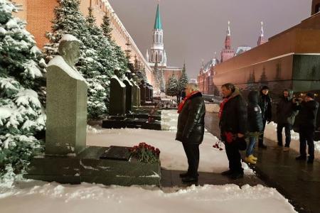 Делегация ЦК КПРФ возложила венок и цветы к Мавзолею В.И. Ленина и памятнику И.В. Сталину 