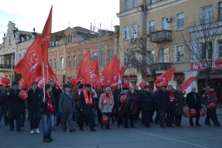 В Астрахани прошли шествие и митинг, посвященные годовщине Великого Октября